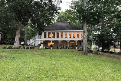 Image de The Flamingo House at Lake Murray. 3 Bed 2 Bath with Private Dock. Sleeps 8.