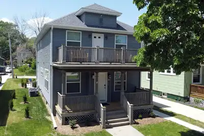 Image de Fully renovated, updated, and high-end finished 5 bedroom facing the marina!