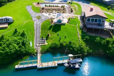 Image de Escape to Tranquil Waters, where comfort meets calm. Enjoy serene river views and waterfront access, inviting spaces, and the perfect backdrop for rest, romance, or family fun. Boat Rental and Fishing Charters available anytime of the year.