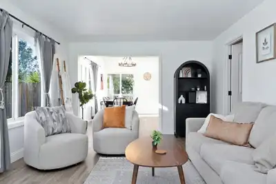 Image de Newly Renovated! Family Home, Walking Distance to Local Restaurants, Parking