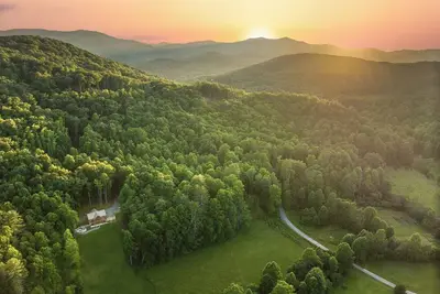 Image de New! - Fish the Creek/Mountain Views/mini-Golf/hot tub/3 acres/Dog friendly