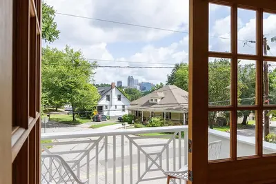 Image de Speakeasy Family Retreat with Skyline Views