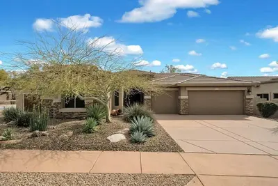Image de 3-bedroom house + office in convenient area of North Phoenix.