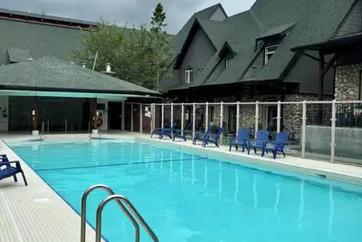 Image de Modern Cabin with Swimming Pool Canmore/ Banff