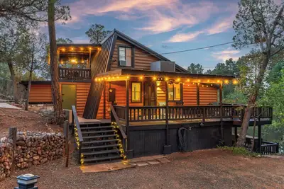 Image de New! ! Modern, updated 2-bedroom cabin with WiFi, games and views in quaint Pine