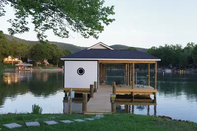 Image de 5 Bedroom w/ Hot tub and private dock! !