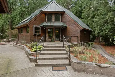 Image de Kalama River Lodge. River-front Retreat w/Game Room & Hot tub! Dogs Ok