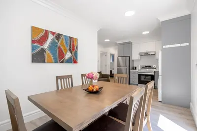 Image de Modern 2-Bedroom Suite in Prime Location