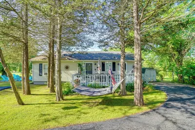 Image de Fire Pit, Deck & Water Views: Athens Home!