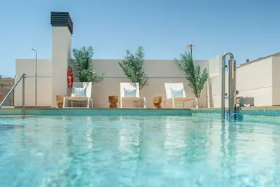 Image de Stylish Urban Escape – 2-Bedroom Apartment with Rooftop Pool