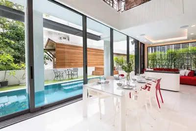 Image de Maison de luxe moderne avec piscine et ascenseur