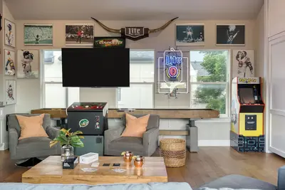 Image de Town Lake Townhouse | Hot Tub, Game Room & Skyline Views