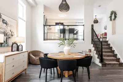 Image de The Atrium: A Home in Full Bloom