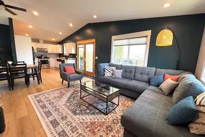 Image de A large sundeck, 2 bedrooms, 1 sofa bed, a stocked kitchen and a full bathroom.