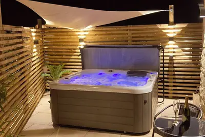 Image de Tranquil retreat with hot tub