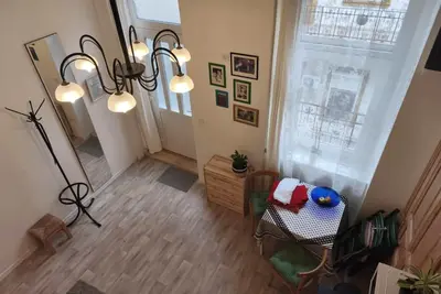 Image de Laci Studio – côté droit, plein cœur de Budapest, The Sidonies Twins in Seventh