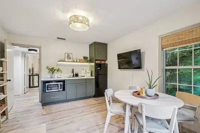 Image de Quietly Elevated Gainesville Guest Suite - The Perch at Misty Hollow