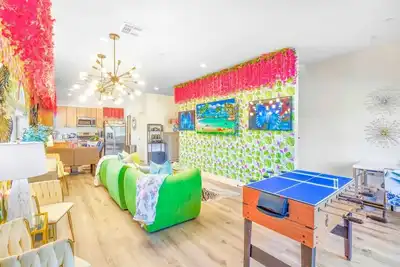 Image de H. Cute NoHo 5br by Universal + Balcony: Fifa Sofi
