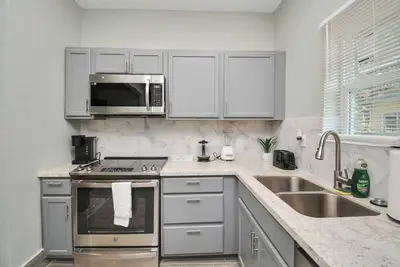 Image de Comfortable 3br for Crews • Long-Term Stays in Prime EaDo