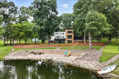 Image de Experience Happie Space on Snow Lake, a Cozy Lakefront Retreat with Privacy