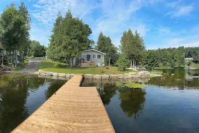 Image de Beautiful lakefront cottage steps from the clear waters of spring fed Black Lake