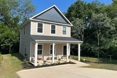 Image de Modern 3-Bed New Build – Steps from Charming Downtown Belmont