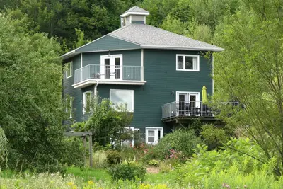 Image de Maison de campagne sur un site magnifique de 5 acres, isolé et paisible.