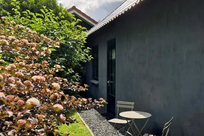 Image de Cozy, fine guest house with 2 private bathrooms. Luxury kitchen available.