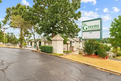 Image de Midcentury No-Stairs Condo with Pool and Golf View