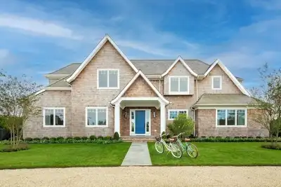 Image de Southampton 7br Estate: Heated Pool & Spa, Theater, Pool House, Chef’s Kitchen