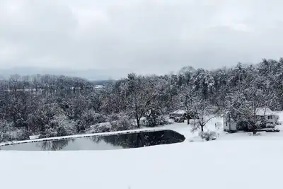 Image de Spacious 5-bedroom house in nice Winfield with WiFi, Pool and Hot tub