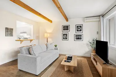 Image de Stunning One-Bedroom Condo With Lake View