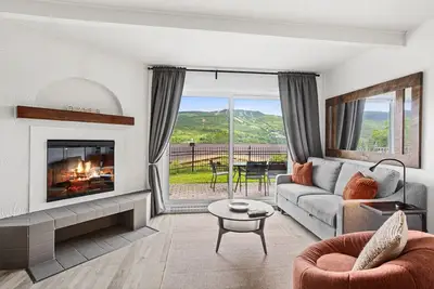 Image de Chic One-Bedroom Condo With Lake View