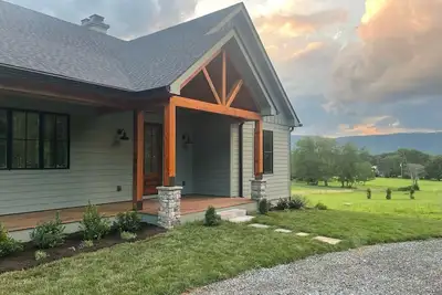 Image de Brand new 3-bedroom house at the base of the Blue Ridge Mountains