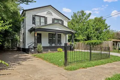 Image de Oak & Brick on Gillette - 1920's Home!