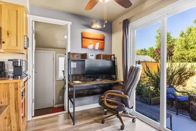 Image de Remodeled Albany 1bdrm, modern, pet friendly fenced yard, work station, laundry!