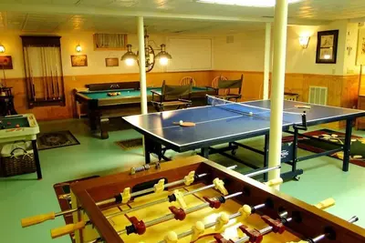 Image de Family Fun: Huge Game Room, Outdoor Shower & Walk 2 Lake – 10 min to Ocean & Bay