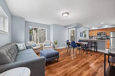 Image de Dog friendly 3 Br Townhome with Olympic Mtn View. Easy access to downtown.