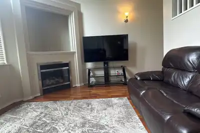 Image de Angkla suits 4-bedroom house located in E. G with WiFi, washer, dryer and garage