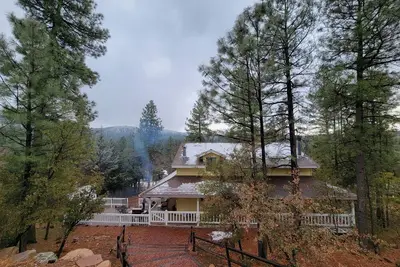 Image de Beautiful home with wrap around deck. 1800 Sq Feet - 3 bedrooms and nice views!