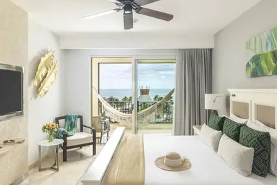 ✩ 1br Oasis ✩ Ocean View ✩ Private Terrace w/ Hammock ✩ 1152 ft²✩