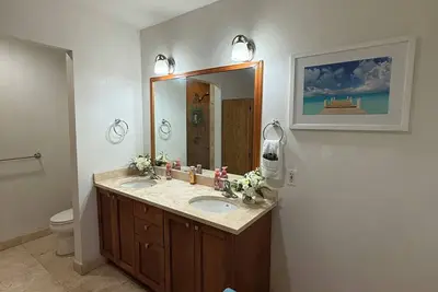 Image de Grace Bay Escape - Walk to #1 Beach & Grace Bay Strip. 2 Bedrooms, Shared Pool