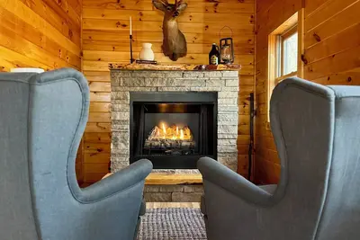 Image de The Tree House- Wifi- Firepit- 2 Fireplaces-Garden Tub-Free Activities