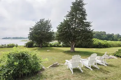 Image de Tranquil Waterfront Getaway