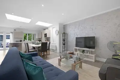 Image de Modern 3 Bedroom, 2. 5-Bathroom Home in Edgware