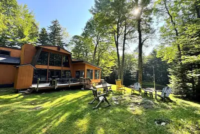 Image de Nordic Chalet- Min to Mt Snow and Haystack. Hot tub, Sauna, Pond
