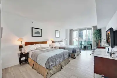 Image de Stylish Miami Studio Kitchen Balcony with Parking