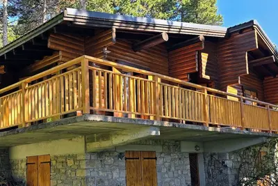 Image de Chalet Norvégien avec vue dégagée sur grand terrain.