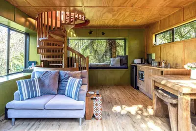 Image de The Treehouse - soak in the private hot spa pool under the stars!