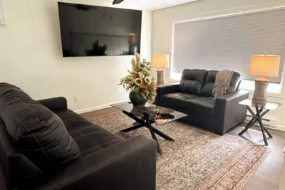 Image de Cozy & Quiet • 2br Near Dining